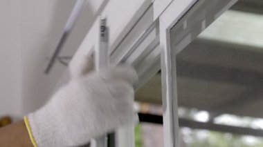 İşçi böcek ekran sürgülü kapıyı tamir ediyor