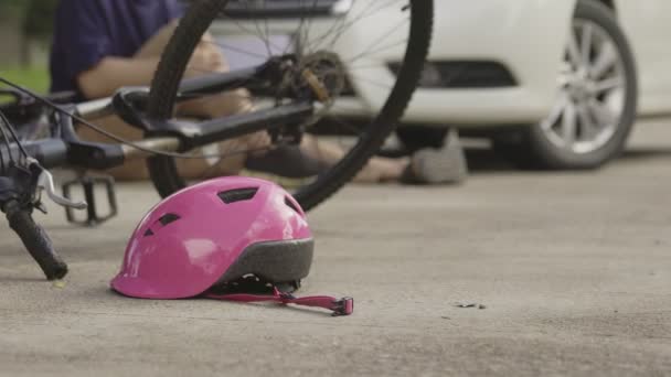 Olycka Cykel Kraschar Bil Efter Stunt Gatan Och Förlorade Kontrollen — Stockvideo