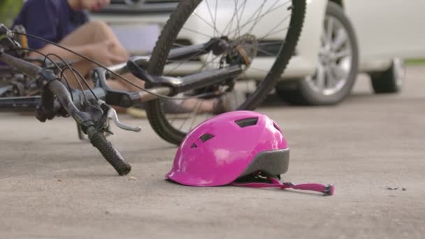 Unfallfahrrad Prallt Nach Stunt Auf Straße Gegen Auto Und Verliert — Stockvideo