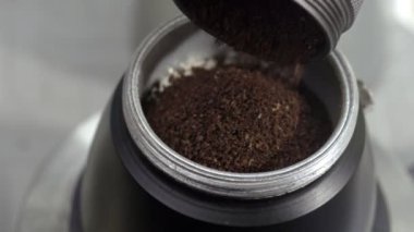 Kahveyi mokapot sepeti ile doldurun, geleneksel İtalyan espresso.
