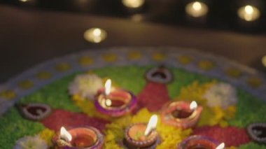 Diwali, Hinduların, Jainlerin, Sikhlerin ve bazı Budistlerin bir ışık festivali.