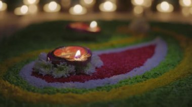 Diwali, Hinduların, Jainlerin, Sikhlerin ve bazı Budistlerin bir ışık festivali.