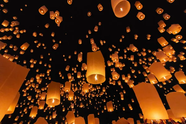 Tourist Floating Sky Lanterns Loy Krathong Festival Chiang Mai Tailândia — Fotografia de Stock