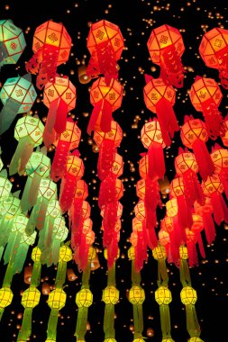 Yee Peng Festivali (Yi Peng) Chiang Mai. Tha-Phae yolunda dekore edilmiş kağıt fenerler, Chiang Mai.