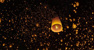 Loy Krathong festivalinde yüzen turist gökyüzü fenerleri, Chiang Mai, Tayland.