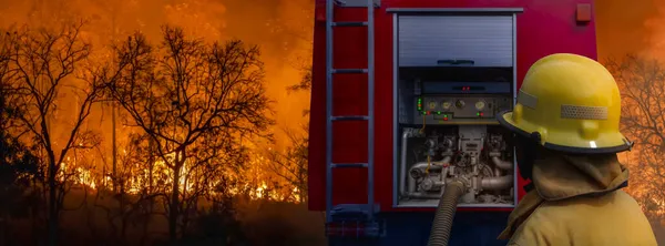 Vigile Del Fuoco Spegnimento Incendio Con Camion Dei Pompieri — Foto Stock