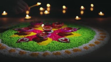 Geleneksel diya lambaları diwali kutlamalarında yanar