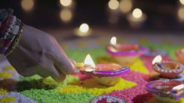 Geleneksel diya lambaları diwali kutlamalarında yanar