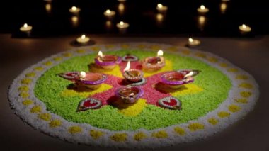 Geleneksel diya lambaları diwali kutlamalarında yanar