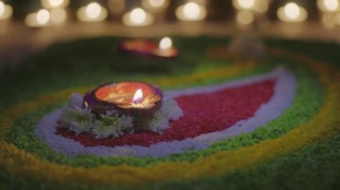 Geleneksel diya lambaları diwali kutlamalarında yanar