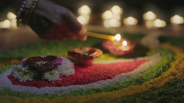 Geleneksel diya lambaları diwali kutlamalarında yanar