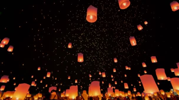Tourist Floating Sky Lanterns Loy Krathong Festival Chiang Mai Thailand — стоковое видео