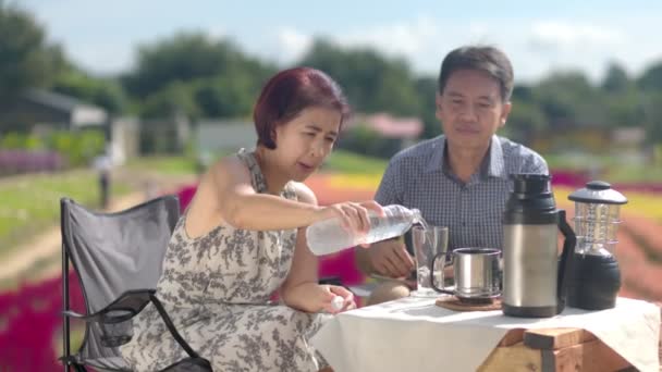 Senior Man Dricksvatten För Att Hålla Svalt Varmt Väder — Stockvideo