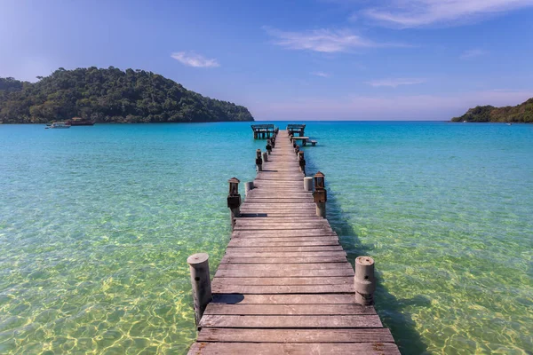 Kumsal ahşap iskele turkuaz deniz koh kood adası, Tayland