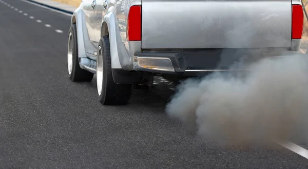 Yoldaki Dizel Araç Egzoz Borusu Yüzünden Hava Kirliliği — Stok fotoğraf