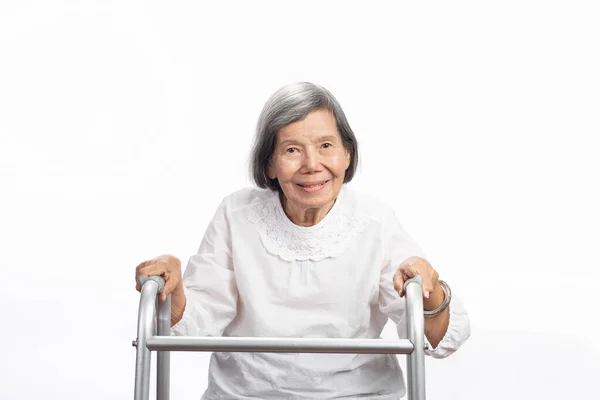 一个可爱的笑着的亚裔老妇人的画像 她看着被白色隔离的相机 老太婆合影 — 图库照片