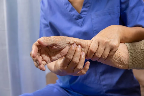 Verzorger Masseren Pols Van Oudere Vrouw Pijnlijke Gezwollen Jicht — Stockfoto