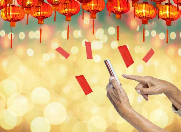 在中国新年庆祝活动中 外婆用手机送给孩子一个红包或红包 — 图库照片