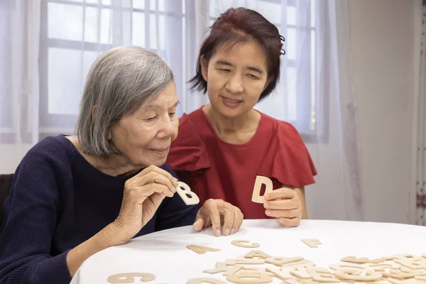 Femme Âgée Jouant Des Jeux Alphabet Pour Améliorer Santé Mentale — Photo