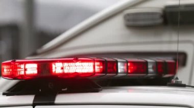 Polis arabası acil durum ışıkları yanıp sönüyor.