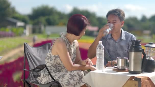 シニア男飲料水のために保つクールで暑い天気 — ストック動画