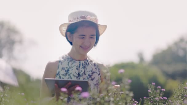 Idade Média Mulher Asiática Usando Tablet Verificar Qualidade Das Flores — Vídeo de Stock