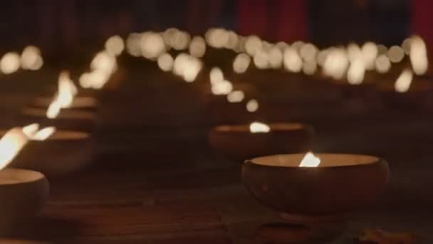 Свечи Религиозной Церемонии Неглубокой Глубиной Резкости — стоковое видео