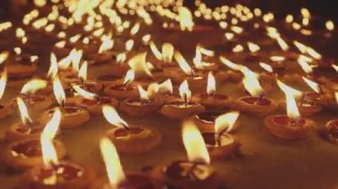 Din töreninde mum ışığı ve sığ alan derinliği