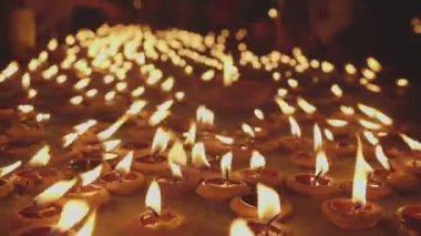 Din töreninde mum ışığı ve sığ alan derinliği