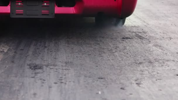 道路上のディーゼル車の排気管から市内の大気汚染危機 — ストック動画