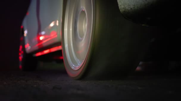 Drag Rennwagen Brennt Reifen Start Rennstrecke — Stockvideo