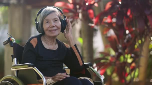 Asiatico Anziano Donna Ascolto Musica Con Cuffie Cortile — Video Stock