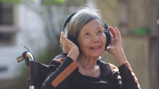 Asiatico Anziano Donna Ascolto Musica Con Cuffie Cortile — Video Stock