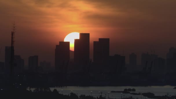 チャオプラヤ川のバンコク市での日の出 バンコクのサトーン地区から写真を撮る — ストック動画