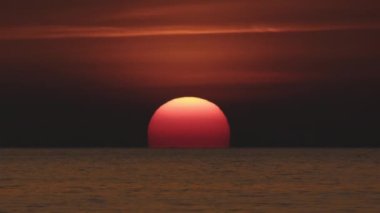 Tayland 'da deniz yüzeyinde renkli gün batımı.