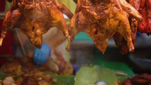 Street Food Vendor Säljer Rostade Kantonesiska Ankor Och Ett Annat — Stockvideo