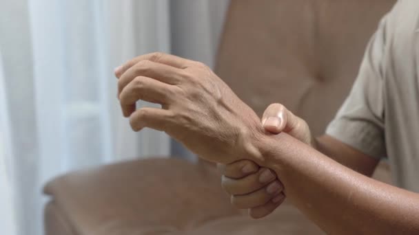 Senior Man Massage Vinger Met Pijnlijke Gezwollen Jicht — Stockvideo