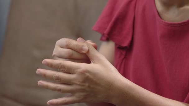 Senior Kvinna Massage Finger Med Smärtsam Svullen Gikt — Stockvideo