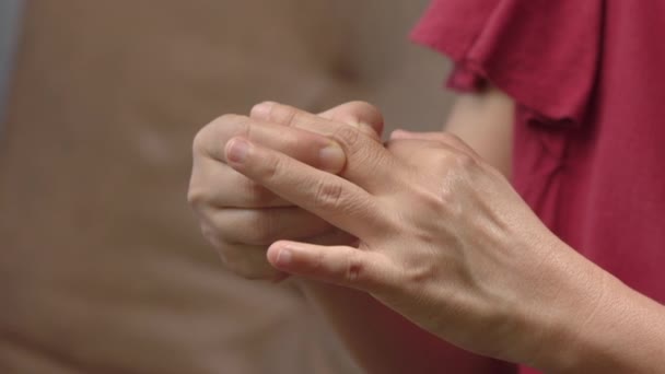 Senior Mulher Massagem Dedo Com Gota Inchada Dolorosa — Vídeo de Stock