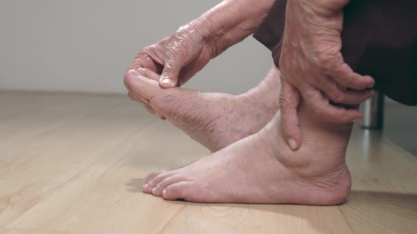 Äldre Kvinna Massage Svullna Fötter — Stockvideo
