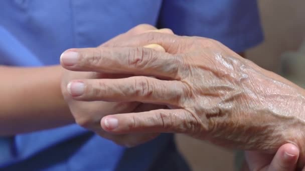 Cuidador Masajeando Dedo Mujer Anciana Gota Hinchada Dolorosa — Vídeos de Stock