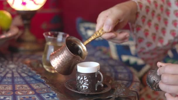 Jeg Helte Turkis Kaffe Fra Cezve Til Kopp Langsom Bevegelse – stockvideo