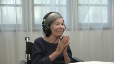 Yaşlı kadınların bunama tedavisinde müzik terapisi.