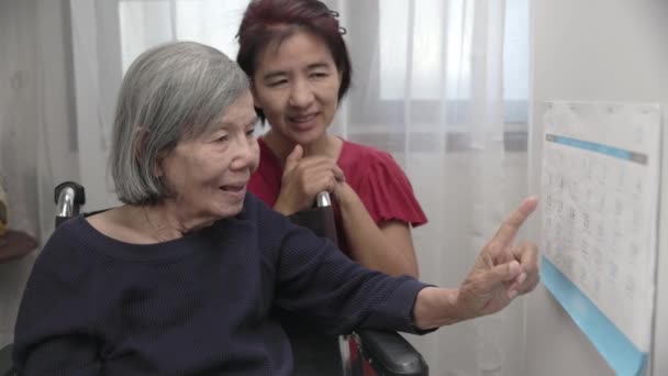 Bunak Hastalar Tarafından Kullanılan Bir Takvim Terapi Egzersizini Okuyun — Stok video