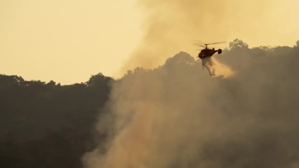 Helicóptero Combate Incêndios Lançando Água Fogo Selvagem — Vídeo de Stock