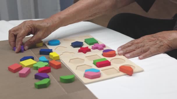 Φροντιστής Και Ηλικιωμένη Γυναίκα Παίζει Ξύλινο Παιχνίδι Παζλ Σχήμα Για — Αρχείο Βίντεο