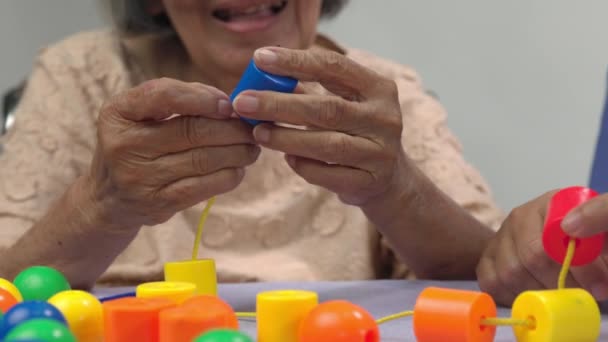Vårdgivare Och Senior Kvinna Spelar Strängaspärlor Spel För Demens Förebyggande — Stockvideo