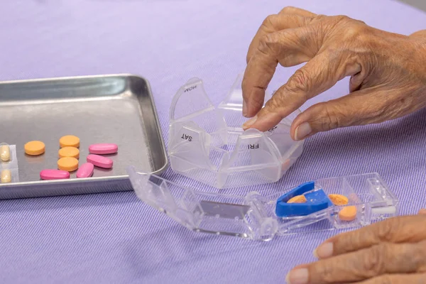Starší Žena Používající Splitter Pilulky Nebo Pilulky — Stock fotografie