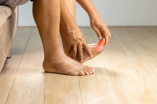 シニア男マッサージ足ともに痛みを伴う腫れ痛い痛み痛み痛み — ストック写真