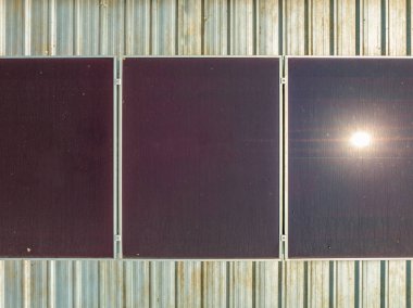 İnce film güneş pilleri ya da çatıdaki şekilsiz silikon güneş hücreleri .